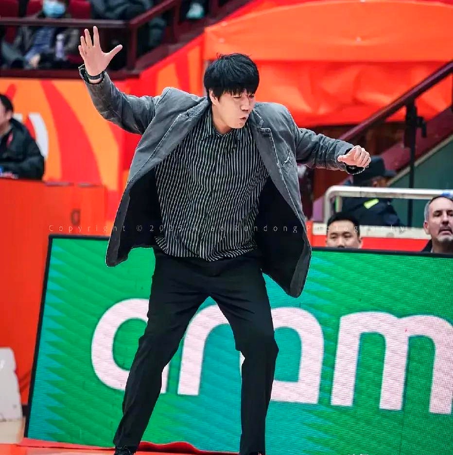 转会期突围战来临，山东男篮围绕CBA季后赛止住颓势，气氛紧张，轮换策略成焦点的简单介绍