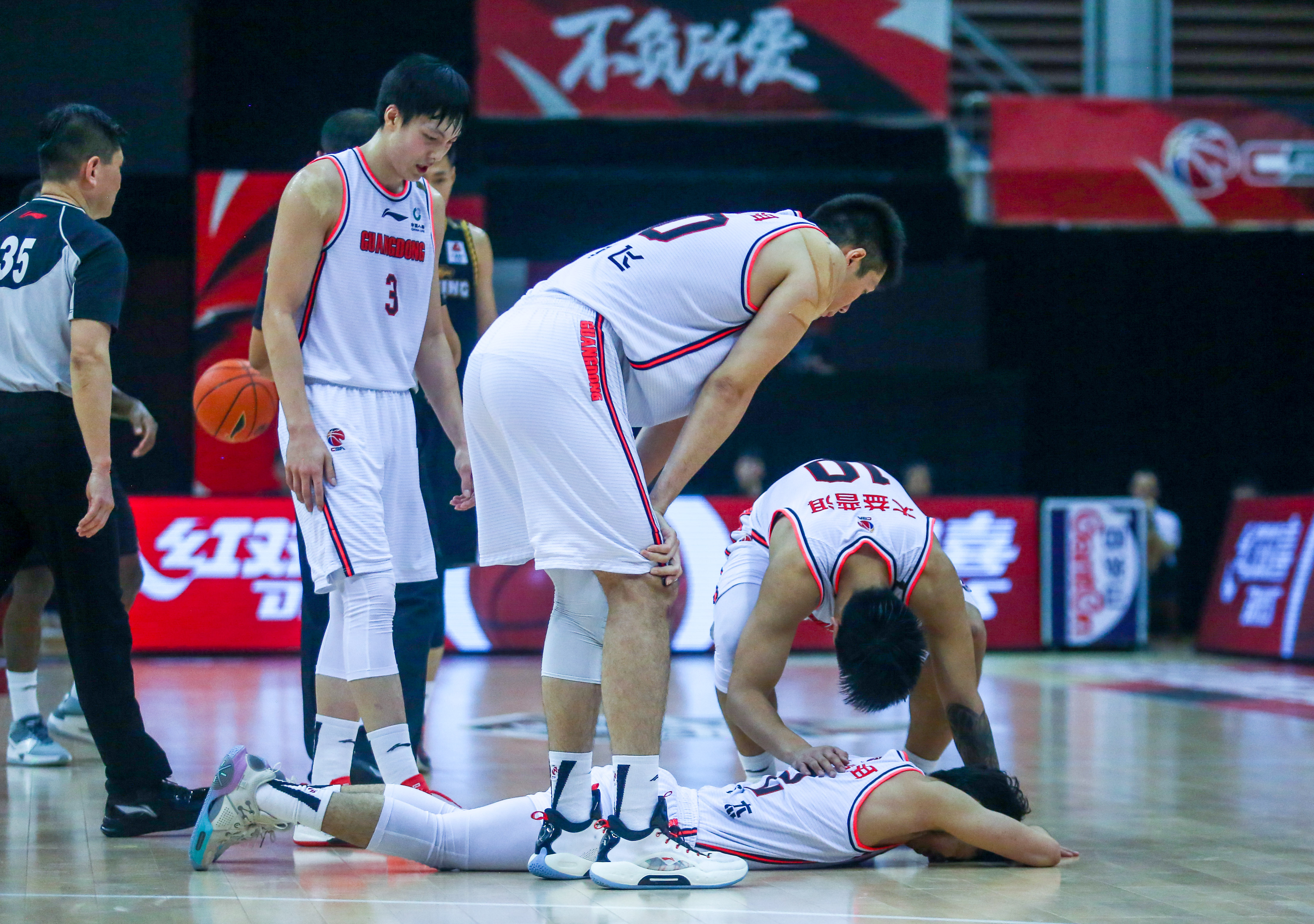 金年会JINNIANHUI-关键时刻斯图加特备战足总杯，篮板制胜细节曝光，压力陡增，团队化学反应显著的简单介绍